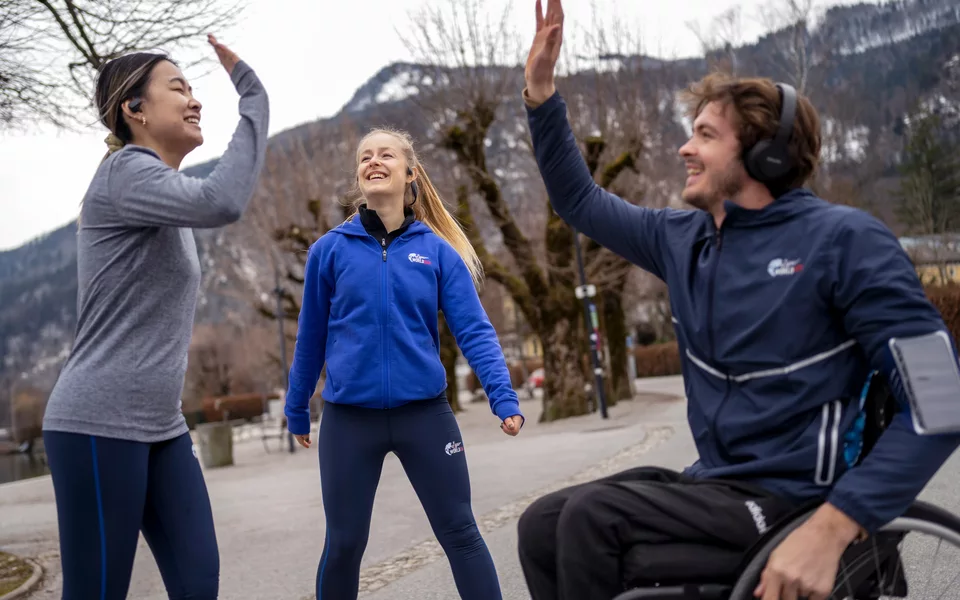 Teilnehmer des Wings for Life World Run in Sankt Gilgen, Österreich, während eines Pre-Shootings am 3. März 2022.