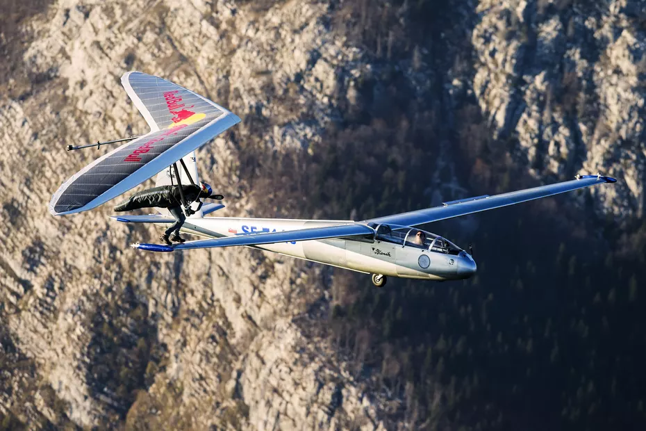 Matjaz Klemencic lands on wings of a Blanik glider 