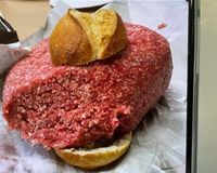 Mettbrötchen mit Zwiebel